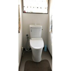 蓄積して落ちなくなってしまったトイレの汚れ。新しいトイレはそのお悩みを解消する、親切設計のトイレです。毎日使う場所だからこそ気になる「汚れ」対策がギュッとつまったトイレにリフォームしました。