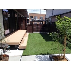 新築外構でデッキと植栽、カーポートの設置工事をいたしました。日曜日の昼下がりに、ご家族そろって縁側デッキでくつろぐ姿が目に浮かぶようです。カーポートは奥行がある作りで、ご希望のサイズに調整いたしました。