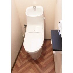 1階と2階のトイレを、1日で同時にリフォームしました。クロスを変えて、同じトイレでもちがった雰囲気の空間になりました。