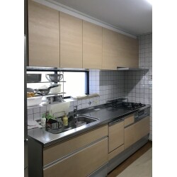 長年お使いいただいたキッチンの扉が壊れてしまったため、新しいシステムキッチンへのお取替えをご相談いただきました。新しい設備を取り入れて、上手に家事の負担を減らせるようなご提案をいたしました。
