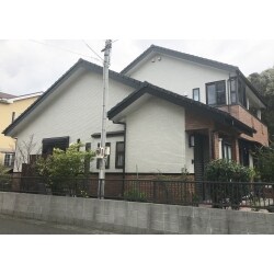 汚れを取り除いて色を変えない「クリヤー塗装」の工事施工例をご紹介します。