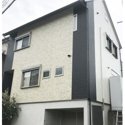 壁面いっぱいに付着した青かびの洗浄と、塗装の工事をご紹介します。