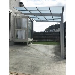 勾配のある敷地にカーポートを設置する工事でした。サンルームとぶつからないように、敷地対応力の高い商品を選んでいます。