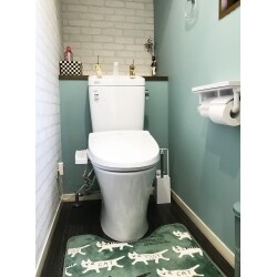 トイレ本体のお取替えの際に、思い切って空間全体もイメージチェンジしました。新築のようなトイレに生まれ変わり、お客様も大満足でした。