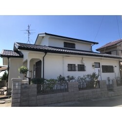 築４０年の住宅の外壁塗装の施工事例です。
元の外壁と同系色の色合いで塗装し、イメージはそのままに新築のようになりました。