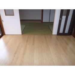和室も、畳を一新、
洋間もフローリングを淡い色のものに更新しました。