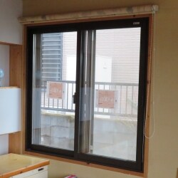 2階の寝室の腰窓のサッシ二重化で、断熱効果を発揮できます。
