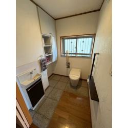 広々としたトイレへ