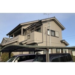 シリコン塗料を使用し、耐候性・耐久性に優れた塗装をご案内いたしました。また、外壁の色はお客様のご希望の茶色を叶えるため、『カラーシミュレーション』でイメージのすり合わせを行い、施主様にご納得いただける塗装を行うことができました。