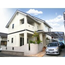 TOTOの光触媒を施工しました。
もともと白い壁が映える美しいデザインでしたが、経年による汚れで景観が損なわれていました。
白い塗料は汚れやすいのがデメリットですが、光触媒塗料は自然の力で汚れを落とします。
ご自慢の白い壁が綺麗な状態でいつまでも続く塗り替えとなりました。
