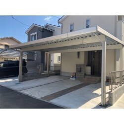 駐車場にカーポートを取り付けました。