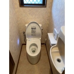 同等品のウォシュレットへと変更しました。凹凸の無いですっきりとしたデザインで、お掃除が楽なトイレへと生まれ変わりました。また床も大理石柄へと張り替えを行いました。