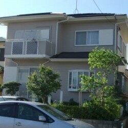遮熱・断熱・防水セラミック工法（5回塗り）下地から防水を丁寧に施し上塗りには遮熱断熱効果の高い特殊セラミック塗料を選択。なんと合計5回塗りにもなる特別な工法です。