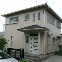 遮熱・断熱・防水セラミック工法（5回塗り）下地から防水を丁寧に施し上塗りには遮熱断熱効果の高い特殊セラミック塗料を選択。なんと合計5回塗りにもなる特別な工法です。
外壁の膨れ、剥がれが出ていましたので下地調整した後厚付の下地を入れましたので剥した跡がかなり分からなくなりました。
