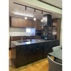 娘夫婦との同居を機に、U字型から開放的なアイランドキッチンへフルリフォーム。複数人で作業できる広々とした動線で、家族の会話も弾みます。カップボードやクローゼットなど、豊富な収納力で生活感を隠し、デザイン性と利便性を両立。おしゃれでスッキリとした、家事のしやすい空間に生まれ変わりました。