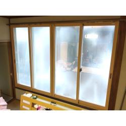 窓が大きく寒さを感じていたため、「住宅省エネ2025キャンペーン」の補助金を活用して窓や玄関、水まわりの改修をご希望でした。
将来性を考慮し、長く快適に過ごしていただけるよう生活動線を第一に考えた提案をしました。