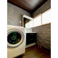 当初は洗面化粧台の交換相談でしたが、ショールームでの対話を通じ、水廻り全体の刷新をご提案しました。現地調査では床・壁の腐食が見つかったため、単なる設備交換にとどまらず、断熱改修を含む根本的な空間修繕を実施。メインのキッチンには、ご家族での使用頻度が高いことから、高耐久で多機能なLIXIL「リシェル」を選定しました。自動水栓や洗浄機能付きレンジフードで家事負担を大幅に軽減しています。また、機能性に惚れ込んでいただいた「エコカラット」をトイレと洗面室に採用。
打ち合わせではCGパースを駆使し、細部までイメージを共有することで、日常を忘れるような「ホテルライク」な住まいへと生まれ変わりました。