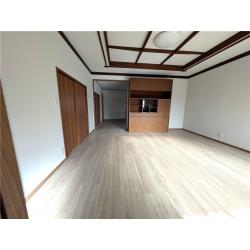 リフォーム後のリビング。再利用したリビングボードや天井格子が空間のアクセントに。