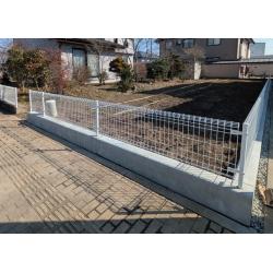 境界を既存フェンスと類似のもので仕切りました。