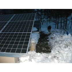 広い庭がありましたので、そちらに地面に設置するタイプの太陽光発電システムを設置しました。