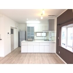 キッチン部分に窓が増え自然光が差し込むようになり、壁紙も貼り替えたことで全体的に明るい印象になりました。デザインや雰囲気にも一体感が出て、まるで新築のような素敵な仕上がりになりました。