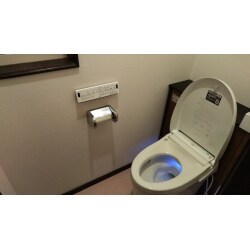 1Fに設置した手洗い付きのタンクレストイレ。