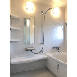 LIXIL戸建て用バスルーム「アライズ」に取替えました。
浴室の壁は、石目調のホワイトストーン色のパネルで明るくスタイリッシュな浴室に。