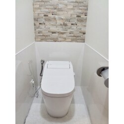 掃除がしやすいトイレにしたいとのご要望がありました。
内装は、腰壁までキッチンパネルを貼り、腰壁より上はクロスを貼り替えました。
便器はタンクレストイレに取り替え、手洗い器は、コーナー手洗キャビネットへ取り替えました。
新しいトイレ・手洗い器・内装ともにお掃除がしやすく使い勝手の良いものに変わりました。