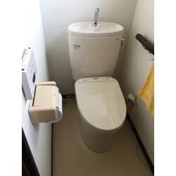 採用したトイレはピュアレストＥＸとアプリコットＦ３Ａ。合わせて床と壁の張替を行い、すっきりと清潔感のあるトイレになりました。
床下の断熱工事を行い暖かいトイレに。
