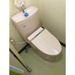以前より半分で流せる節水トイレ。ウォシュレットはリモコン式でノズル洗浄がきれい除菌水で行われるものに。
