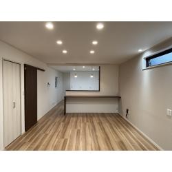 わんちゃんとの暮らしを第一に考え生活のすべてが一階で完結するお住まいをご提案いたしました。
スムーズな動線と豊富な収納により毎日の家事も快適に行っていただけます。