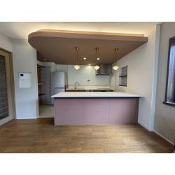 お客様こだわりのキッチンをはじめとした住設機器が主役となるよう、細部までコーディネート。
デザインと機能が調和した、暮らしを楽しめる住まいに仕上がりました。
照明もひとつひとつにこだわりがつまっています！