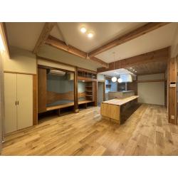 川沿いにたたずむ、おじいさまが大切に住まわれていたご実家を、お孫さんご家族が住み継ぐかたちでリノベーションしました。
「思い出を残しながらも、自分たちらしく暮らせる家」をテーマに、設計と施工を丁寧に重ねました。
吹き抜けのリビングには、あらわし梁がやわらかく空間を包み、川釣りがお好きなご主人の趣味性も、さりげなくデザインや色味で表現されています。
古き良きものに敬意を払いながら、これから育まれていく新しい家族の時間に、やさしく寄り添う。そんな想いが詰まった、住み継ぎの住まいです。