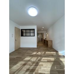 建物は、左半分が築100年以上の古民家、右半分が築40年ほどのお住まいで構成されています。
古民家側には、コーヒー焙煎ができる焙煎室を新たに整え、将来的には古民家カフェとして活用できるよう、既存の趣をそのまま活かした空間に仕上げました。
右半分は生活のメインエリアとして、機能性を重視したリノベーションを実施。
収納力のある造作ベンチや、お客様のご要望に合わせたウォークインクローゼット、パントリーなどを新たに設け、快適に暮らせる空間となっています。