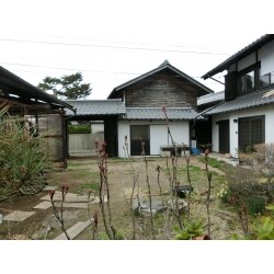 古民家再生の2期工事として土蔵の改修と外構工事をしました。