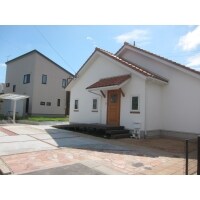 カフェ風ハウスが映えるバリアフリー外構