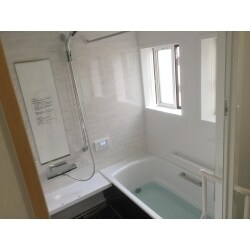 長い年数使用してきたので、より使いやすい水廻りにしたいとのご要望を頂き、
浴室・キッチン・洗面脱衣室をリフォームさせて頂きました。
脱衣場と浴室が少し狭かったので、増築してそれぞれゆったりとした導線となりました。