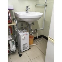 洗面器を取替え、水栓をシングルレバーにしました。
お湯が出ない為、電気温水器を取付けました。