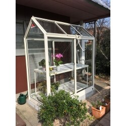 鉢物の管理をご心配された施主様からのご依頼です。
スッキリと納まり
お庭もまとまりが出て、明るくなりました。
