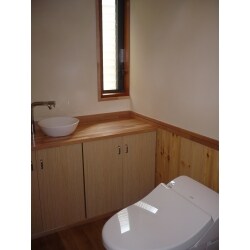 木をふんだんに使ったトイレにリフォームしました。