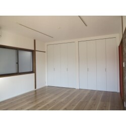 子供部屋として使っていた１階の和室を夫婦の寝室にリフォームしました。昔ながらの和室の聚楽壁を漆喰にし、お洒落な洋室に大変身！