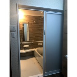 新築当時からシステムバスでしたが、断熱等もなく、サッシからの寒さも気になるため、省エネポイントの活用してリフォームいたしました。

