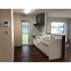 古い納屋を取り壊して、お一人でお住まいのお母様のために平屋建てに建て替えをいたしました。
バリアフリーにして安全にこだわったお家です。
