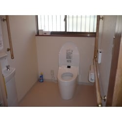 ２室に分かれたトイレをリニューアルしました。