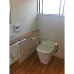 広々とした洋式トイレへ