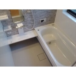 工事後の写真です。
ユニットバスからユニットバスへの入れ替えでした。
シンプルでお手入れがしやすいように、と選ばれた浴室は明るくなって大変喜んでいただくことができました。