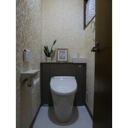 30年前のINAX製トイレを最新のキャビネット付トイレに交換。床のクッションフロアも張り替えました。