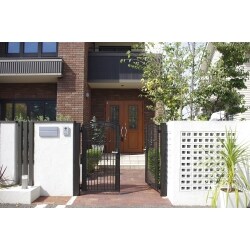 そのままでも素敵な住宅ですが、全面におしゃれなレンガや門扉を配することで、より一層素敵になりました。夜にはライトアップされレンガの庭木たちもおしゃれに浮かび上がります。