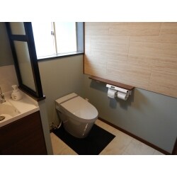 築33年のN様邸。在来浴室から水漏れがあり、浴室、脱衣室、トイレをリフォーム。トイレと脱衣室は空間を広げ、暗かった廊下にまで光が届く明るい水廻り空間にリフォームさせていただきました。