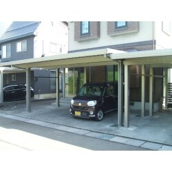 ご自宅前の駐車スペース。既存カーポート(右側)と並べ、2台用カーポートを新設させていただきました。玄関前まで屋根が伸び、天候が悪くても安心です。